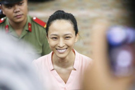 Tòa trả hồ sơ, Hoa hậu Phương Nga được tại ngoại