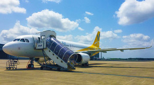 Hãng hàng không ép hành khách khuyết tật tự bò lên máy bay gây phẫn nộ