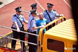 10.000 người đổ ra xem tuyên án tử hình 13 kẻ buôn ma tuý