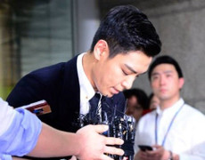 T.O.P (Big Bang) ra tòa: 'Con xin lỗi mẹ'