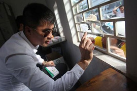 Video: Chủ tịch Công Vinh đích thân bán vé, tay thoăn thoắt thu tiền