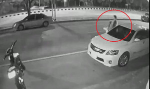 Bước khỏi ô tô không quan sát, bị xe máy phóng tốc độ cao đâm thảm khốc