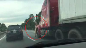 CSGT bám đầu container, bị tài xế đánh lái hất văng xuống đường