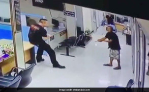 Video cảnh sát nhẫn nại thuyết phục người đàn ông cầm dao lao vào đồn gây bão mạng