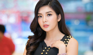 Hoa hậu châu Á tại Canada tự tay lựa trang sức đắt tiền tặng sinh nhật tặng mẹ