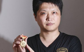 Người lính thượng cờ Trung Quốc trong ngày Anh trao trả Hong Kong