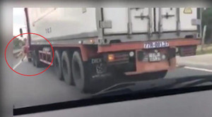 Lái xe container vô học, đâm vào CSGT Hà Tĩnh kéo lê hàng trăm mét