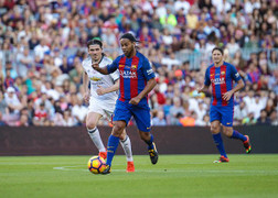 Video: Huyền thoại MU đè bẹp huyền thoại Barca ngay tại Nou Camp