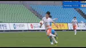 Video: Xuân Trường bị chơi xấu, lỡ cơ hội ghi điểm trong lần đầu đá chính cho Gangwon