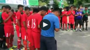 Video: Xúc động cầu thủ TP.HCM đứng trước sân bóng chắp tay vĩnh biệt thầy