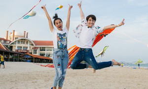 Nam Thư và Huỳnh Lập thích thú khi được chào đón bằng bầu trời diều bay khổng lồ