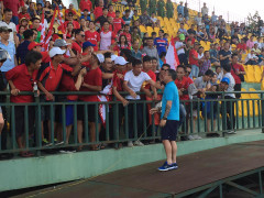 Video: Cổ động viên Hải Phòng thách thức BTC, trận đấu bị hoãn 30 phút