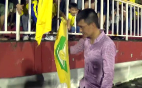 Video: Chủ tịch Công Vinh đi quanh sân cảm ơn CĐV SLNA