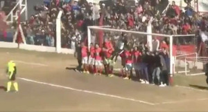 20 người dàn hàng trước cầu môn, cầu thủ vẫn ghi bàn theo cách không tưởng