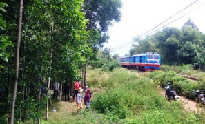 Bị tàu hỏa kéo lê hàng chục mét, người đàn ông chết thảm