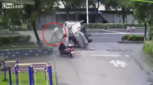 Ô tô lộn nhào bay qua đầu, người đi xe đạp sống sót thần kỳ