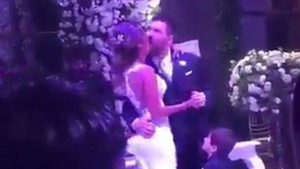 Video: Hùng hục hôn vợ, Messi bị chê thậm tệ trong đám cưới thế kỷ