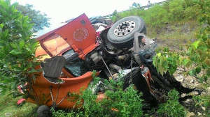 Xe đầu kéo lật ngửa dưới vực sâu, 2 người thoát chết hy hữu