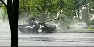 Video: Đi diễu hành, tăng T-72 mất lái đâm đổ cột điện, cày nát vỉa hè