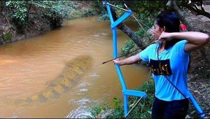 Bé gái bắn cung câu cá siêu đẳng khiến người xem thán phục