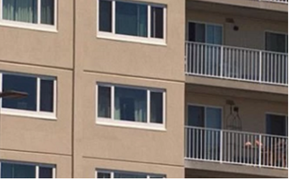 Cậu bé rơi từ tầng 7 xuống đất đứng dậy đi lại như chưa có gì xảy ra