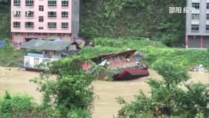 Dân bất lực nhìn nhà trôi như hộp diêm trong biển nước