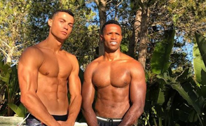 Khoe ảnh chụp cùng trai lạ 6 múi, Ronaldo bị nghi ngờ đồng tính