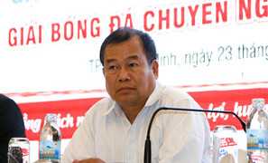 'Người phán xử' của V.League bị khủng bố tin nhắn?