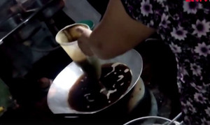 Phát hoảng với dầu ăn 'tái chế' đen sì, bẩn như nước cống ở quán ăn vỉa hè