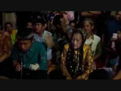 Video: Chàng trai 16 tuổi nằng nặc đòi tự tử nếu không được cưới góa phụ 71 tuổi