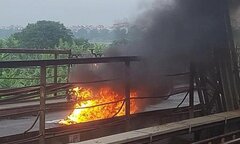 Xe máy bỗng dưng bốc cháy như đuốc giữa cầu Long Biên, chủ xe tháo chạy