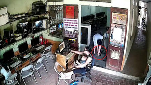 Nhặt được ví rơi, nam thanh niên vô tư... đút túi