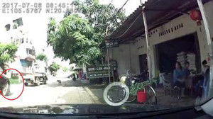 Khoảnh khắc công nông lật ngửa, đè chết tài xế ở Hà Nội