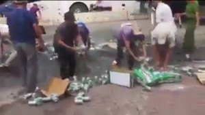Video: CSGT và người dân nhặt từng lon bia giúp tài xế gặp nạn