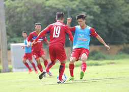 Cú ngã sấp mặt của Công Phượng trước đàn em U20 Việt Nam