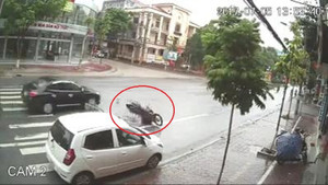 Nữ tài xế mở cửa ô tô bất cẩn, người đi xe máy ngã văng