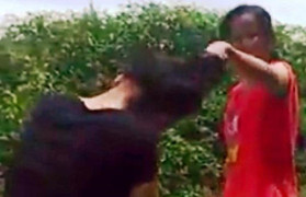 Phẫn nộ clip thiếu nữ bị bạn túm tóc tát tới tấp vào mặt