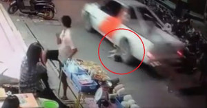 Tài xế ô tô cán chết chú chó Husky rồi bỏ đi khiến dân mạng phẫn nộ