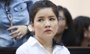 Nhiều nghệ sĩ đến ủng hộ, Ngọc Trinh khóc trong phiên xử thứ 4