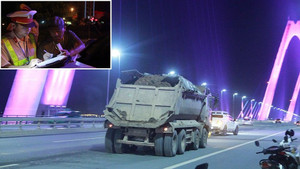 Bắt tại trận hàng loạt xe tải chở bùn đất 'bôi bẩn' khắp mặt cầu Nhật Tân