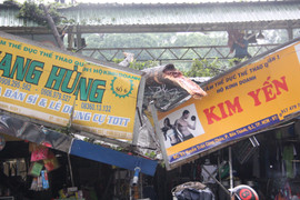 Cành cây rơi đè bẹp 2 cửa hàng tại Sài Gòn