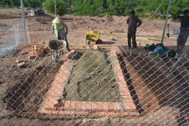 Mộ vợ vua Tự Đức bị san phẳng làm bãi đậu xe: Căng lưới B40, dựng lều sắt bảo vệ