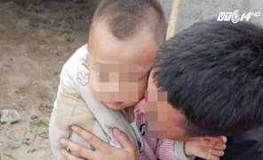 Đang ngủ cùng bố mẹ, bé trai vẫn bị bắt cóc