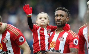 Sao Ngoại Hạng Anh xót thương em bé mascot bị ung thư vừa qua đời