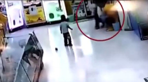 Video: Dẫn em đi mua bim bim, bé gái bị bố đánh đập dã man, quăng quật như đồ vật gây phẫn nộ