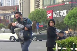 Video: Đám đông vô cảm nhìn trẻ em bị bắt cóc giữa phố gây phẫn nộ