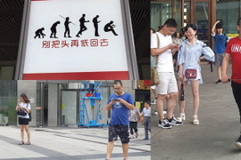 Nghiện điện thoại điên cuồng ở Trung Quốc, chính quyền khuyến cáo con người trở lại thành vượn