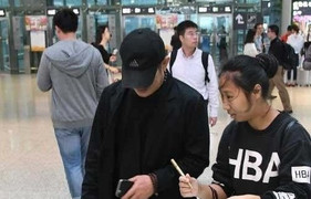 Lý Liên Kiệt đứng rất lâu ở sân bay, chỉ một người nhận ra