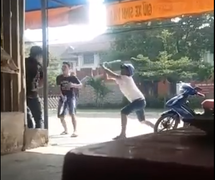 Mâu thuẫn tình ái, nhóm thanh niên chém nhau loạn xạ giữa phố