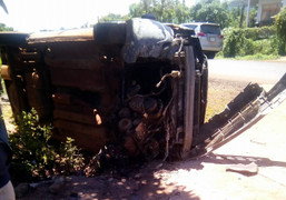 Ô tô mất lái, tông vào cổng nhà dân lật nghiêng